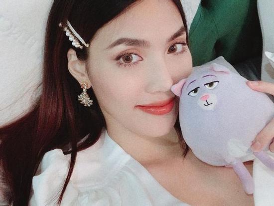 Mẹ bầu Lan Khuê hạnh phúc nhìn ông xã John Tuấn Nguyễn trổ tài vào bếp