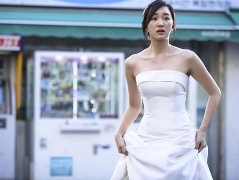 Đêm tân hôn, chú rể sang nhà bạn ngủ, cô dâu bỏ đi vì... thời tiết
