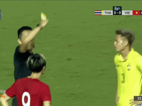 Fans Việt không tan chảy không được trước clip thầy Park vừa gối đầu lên đùi Văn Toàn vừa trò chuyện khi chờ bay-2