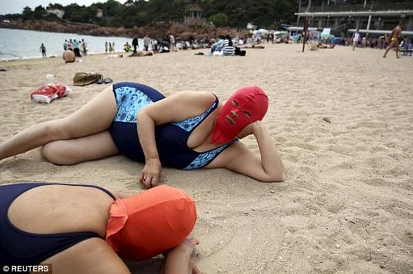 THẢM HỌA thời trang đi biển: Người diện nội y mặc như không - kẻ lại kín bưng hở mỗi mắt-7