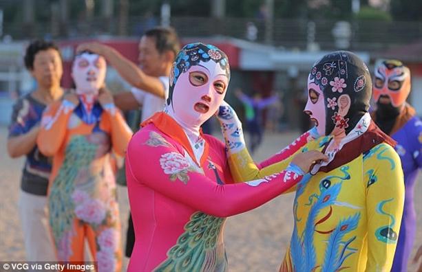 THẢM HỌA thời trang đi biển: Người diện nội y mặc như không - kẻ lại kín bưng hở mỗi mắt-9