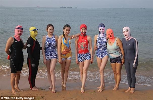 THẢM HỌA thời trang đi biển: Người diện nội y mặc như không - kẻ lại kín bưng hở mỗi mắt-8