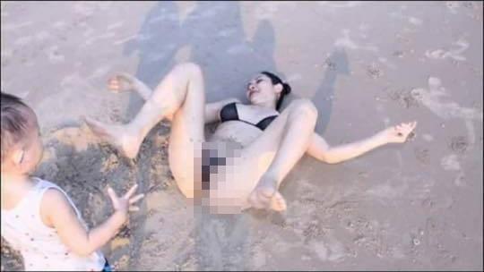 THẢM HỌA thời trang đi biển: Người diện nội y mặc như không - kẻ lại kín bưng hở mỗi mắt-6