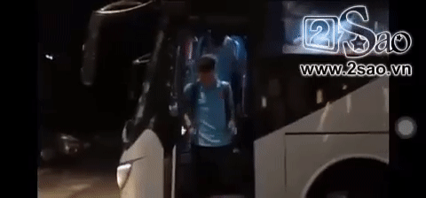 Di chuyển về khách sạn, tuyển Việt Nam người băng tay, người chân tập tễnh khiến fans xót xa-2