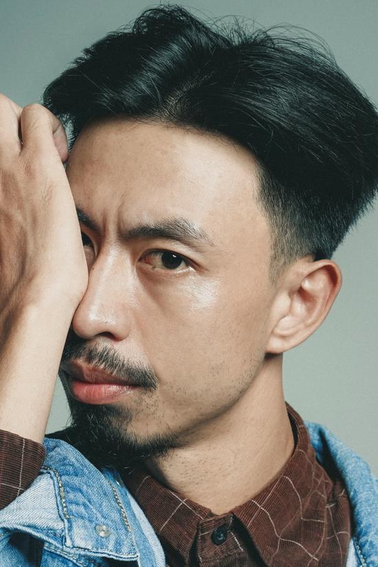 Rapper Đen Vâu bị chỉ trích vì hành động phản cảm ở sân bay: Người khen mặn mòi, kẻ chê biến thái-1