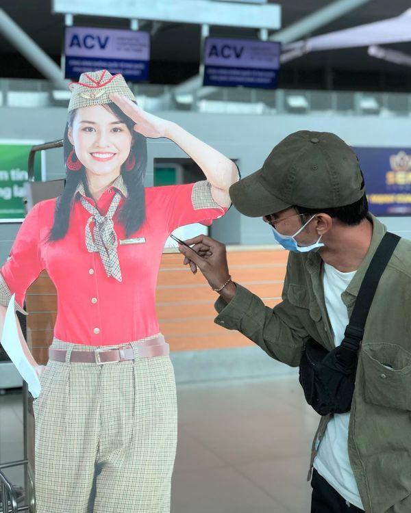 Rapper Đen Vâu bị chỉ trích vì hành động phản cảm ở sân bay: Người khen mặn mòi, kẻ chê biến thái-3