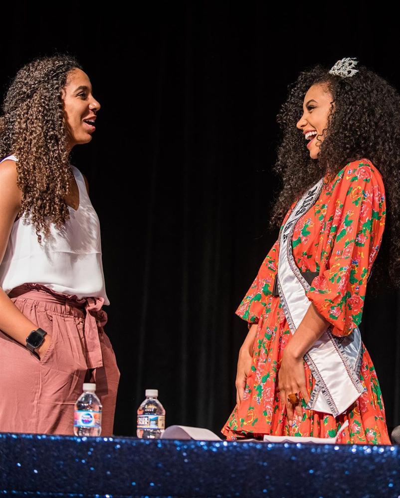 Cuộc chiến váy áo cực gắt của Hoàng Thùy và đối thủ Miss Universe 2019 khi cùng khoác chăn con công-5