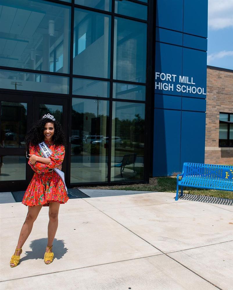 Cuộc chiến váy áo cực gắt của Hoàng Thùy và đối thủ Miss Universe 2019 khi cùng khoác chăn con công-2