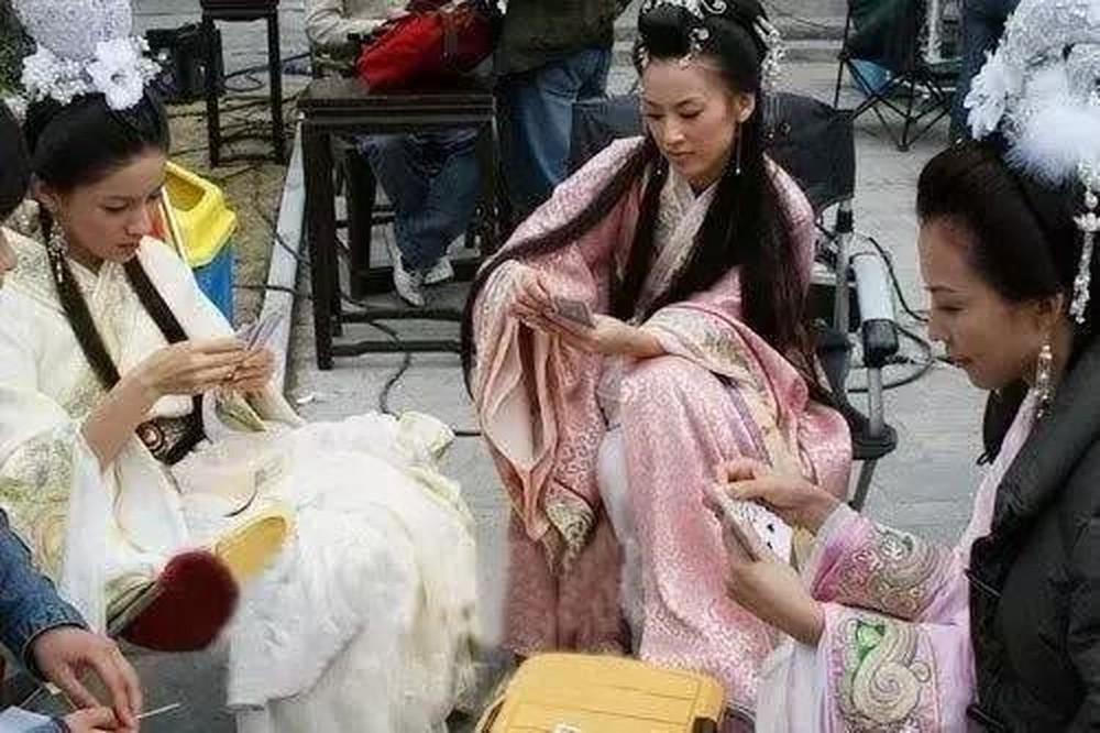 Sao Hoa ngữ xả stress trên phim trường: Angela Baby phì phèo thuốc lá, tiên nữ cổ trang máu me cờ bạc-4