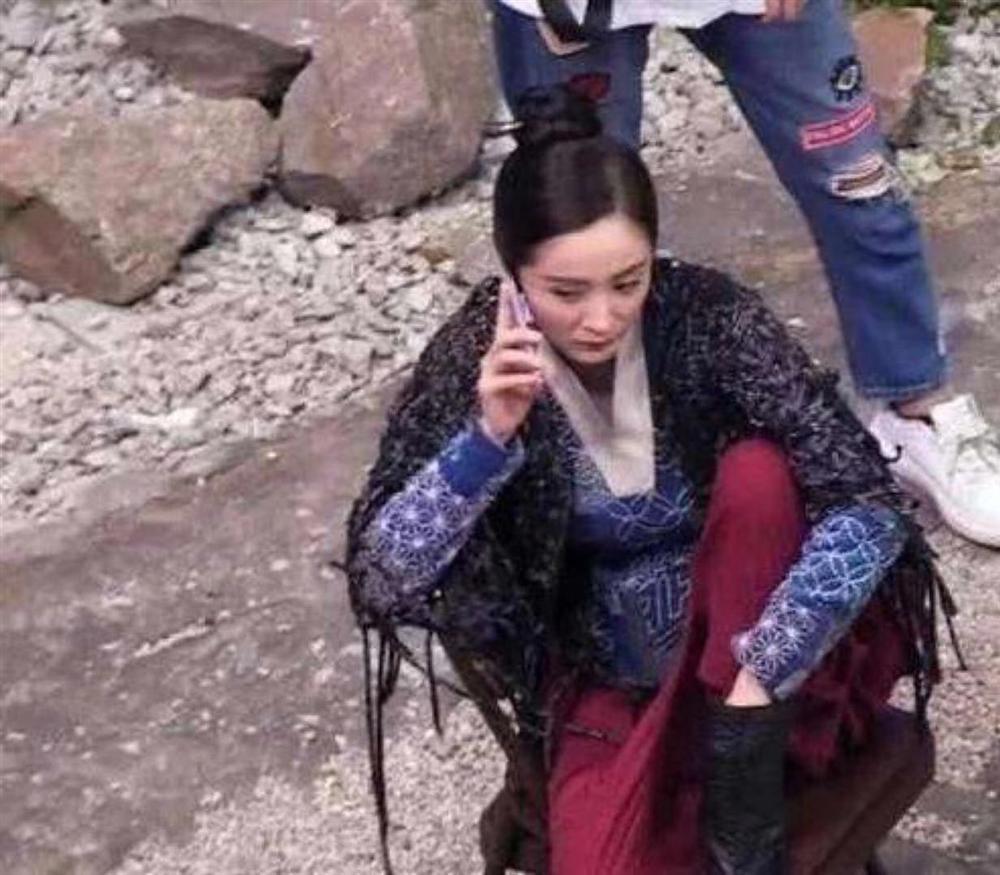 Sao Hoa ngữ xả stress trên phim trường: Angela Baby phì phèo thuốc lá, tiên nữ cổ trang máu me cờ bạc-7