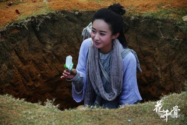 Sao Hoa ngữ xả stress trên phim trường: Angela Baby phì phèo thuốc lá, tiên nữ cổ trang máu me cờ bạc-6