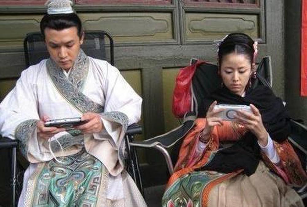 Sao Hoa ngữ xả stress trên phim trường: Angela Baby phì phèo thuốc lá, tiên nữ cổ trang máu me cờ bạc-8