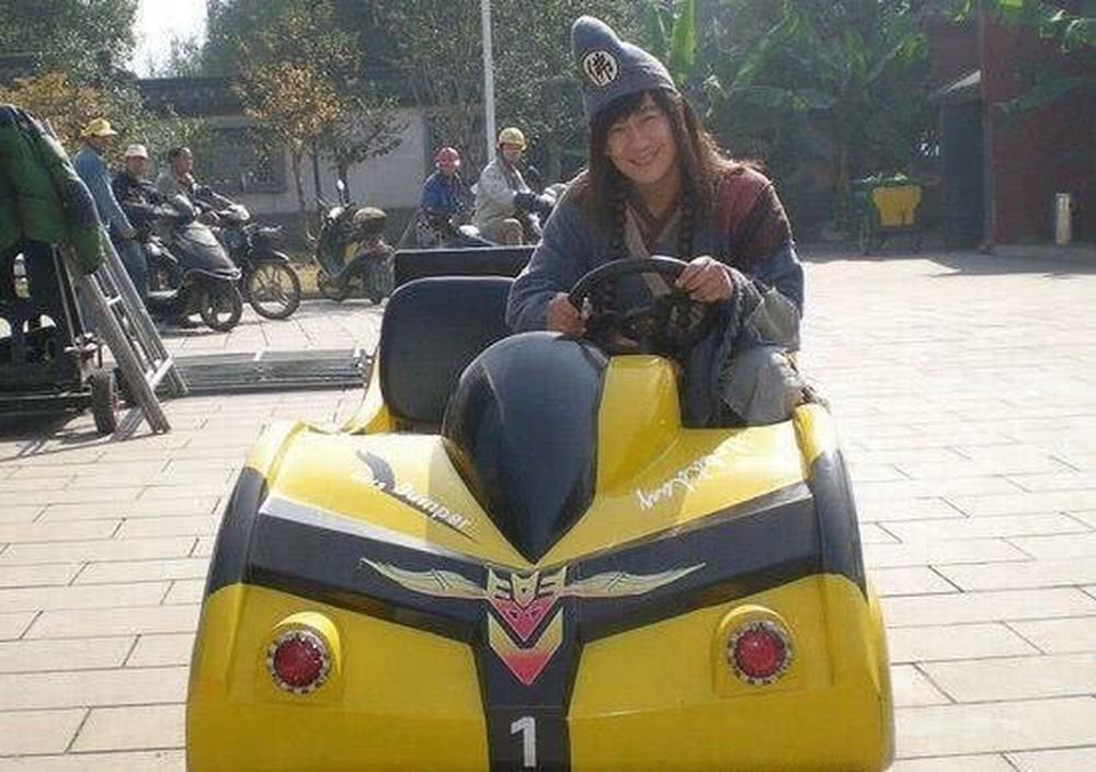 Sao Hoa ngữ xả stress trên phim trường: Angela Baby phì phèo thuốc lá, tiên nữ cổ trang máu me cờ bạc-9