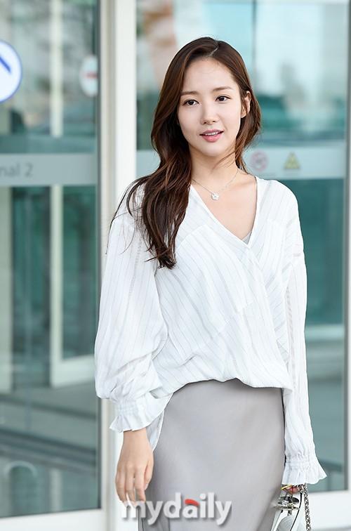Mặc đồ lụa lại gặp gió lớn, Park Min Young gặp sự cố kém duyên tại sân bay-3