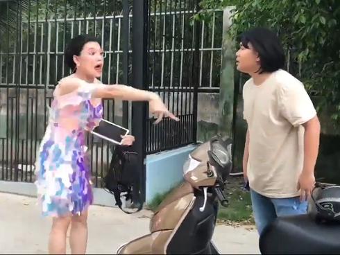 CƯỜI XỈU: Quang Trung dẻo mỏ la làng 'Chị hiểu hông' khi 'dắt nhầm' xe máy của người khác
