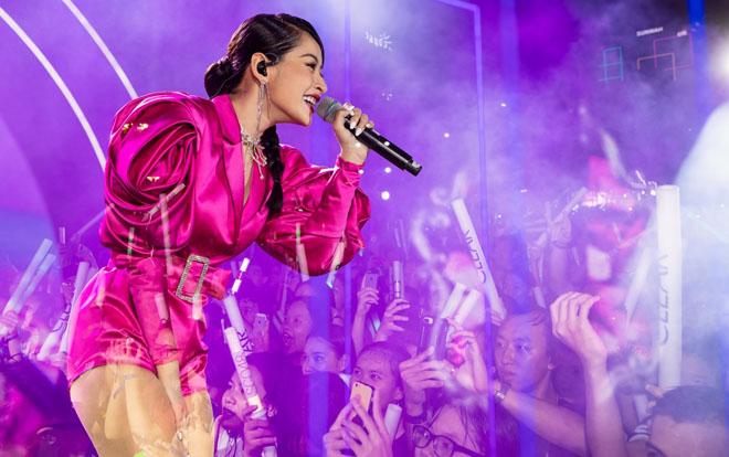 Rất can đảm biểu diễn live sau bao lần hát như hết hơi, Chi Pu được mệnh danh thánh phá hit khiến người nghe toát mồ hôi hột-1