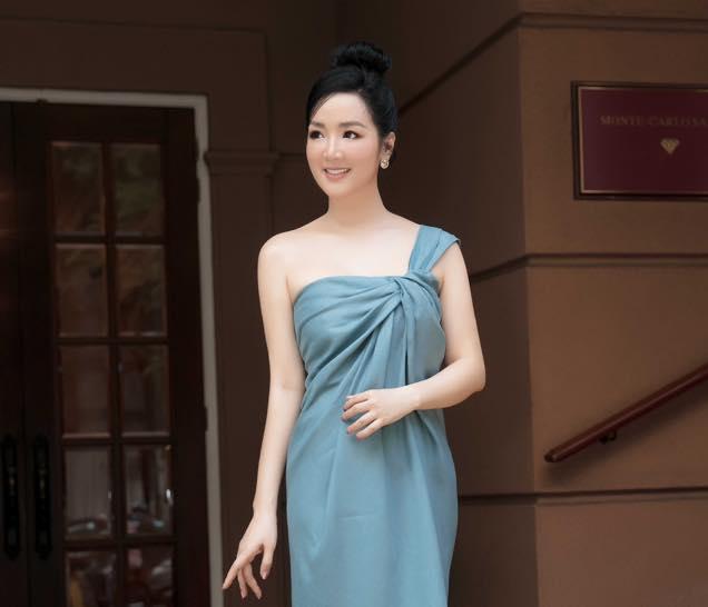 Hành động lạ của Giáng My khi bị chê tuổi U50 vẫn chỉnh ảnh như búp bê-2