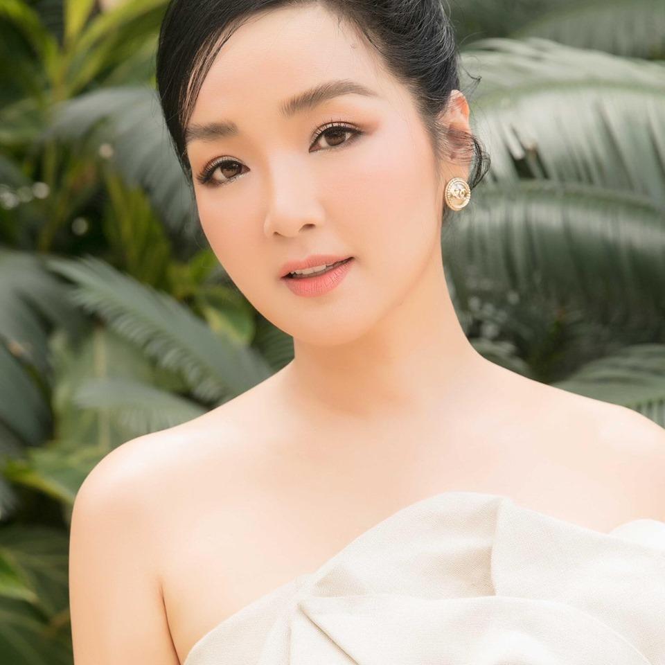 Hành động lạ của Giáng My khi bị chê tuổi U50 vẫn chỉnh ảnh như búp bê-3