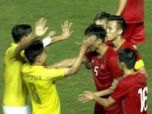 Bố Đoàn Văn Hậu tiết lộ bất ngờ về cuộc điện thoại con trai gọi về sau khi bị cầu thủ Thái Lan 'vả' thẳng mặt