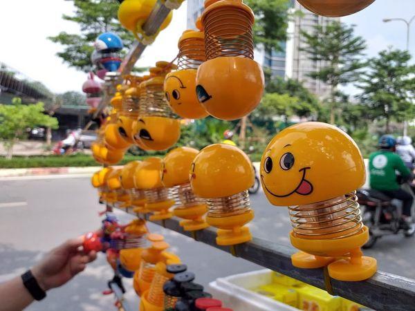 Giải mã cơn sốt lò xo mặt cười - món đồ chơi được người người, nhà nhà săn lùng mùa hè này-4