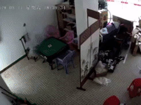 CLIP KINH HOÀNG: Sạc pin điện thoại phát nổ như BOM trong nhà