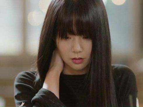 Món đồ rơi ra từ chiếc tủ cạnh giường khiến tôi sợ hãi gã chồng sắp cưới