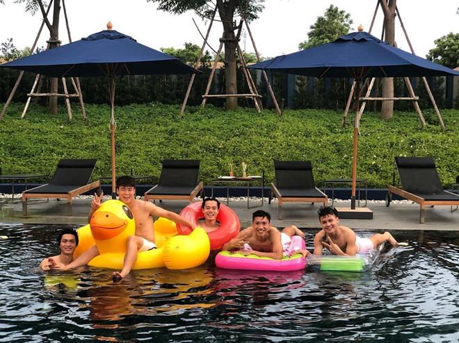 Văn Hậu bị bạn gái trêu chọc khi check-in đi bơi cùng đồng đội-1