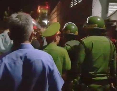 Thanh niên ngáo đá cầm dao làm xiếc trên nóc nhà ở Tiền Giang-4