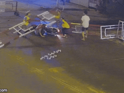 Clip: Thanh niên lao như tên bắn vào thanh chắn, gần chục người lao tới giải cứu trước mũi tàu