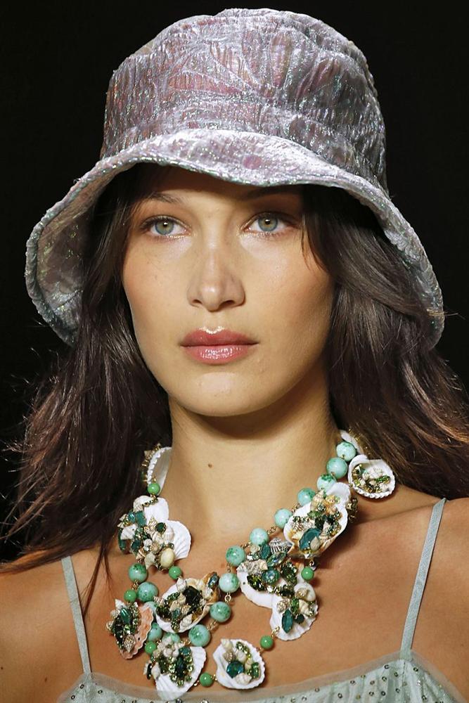 6 kiểu túi, giày, áo quần hứa hẹn bá chủ tủ đồ hè này-2