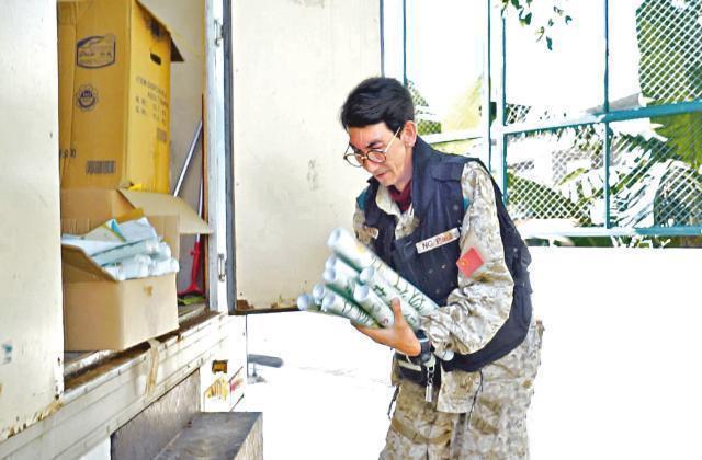 Diễn viên cao 1,9 m của Lộc Đỉnh Ký 1998 làm bảo vệ ở chợ-1