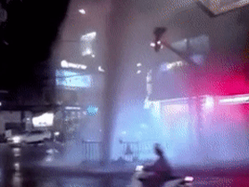 Clip: Hốt hoảng trước cột phun nước cao như ‘vòi rồng’ tại một ống cống trên đường phố Sài Gòn-1