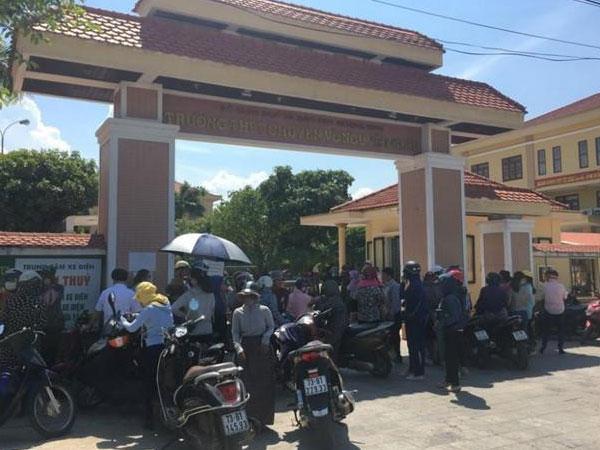 Giám đốc sở xin lỗi thí sinh quỳ gối khóc nức nở trước trường thi-1