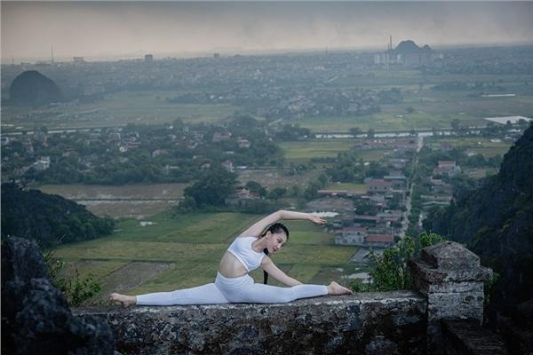 Thiếu nữ gây tranh cãi với những tư thế tập yoga cực khó trên địa hình hiểm trở ở khu du lịch Ninh Bình-2