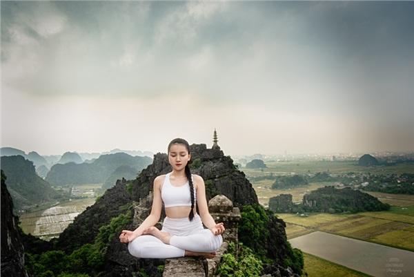 Thiếu nữ gây tranh cãi với những tư thế tập yoga cực khó trên địa hình hiểm trở ở khu du lịch Ninh Bình-4