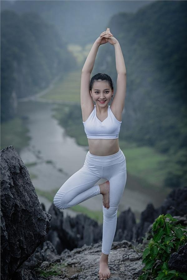 Thiếu nữ gây tranh cãi với những tư thế tập yoga cực khó trên địa hình hiểm trở ở khu du lịch Ninh Bình-5