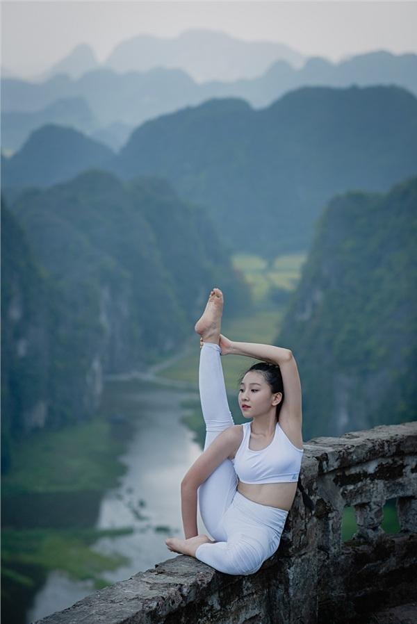 Thiếu nữ gây tranh cãi với những tư thế tập yoga cực khó trên địa hình hiểm trở ở khu du lịch Ninh Bình-10
