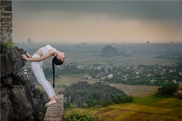 Thiếu nữ gây tranh cãi với những tư thế tập yoga cực khó trên địa hình hiểm trở ở khu du lịch Ninh Bình-7
