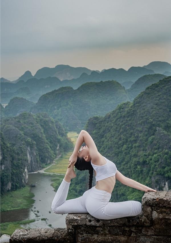 Thiếu nữ gây tranh cãi với những tư thế tập yoga cực khó trên địa hình hiểm trở ở khu du lịch Ninh Bình-9
