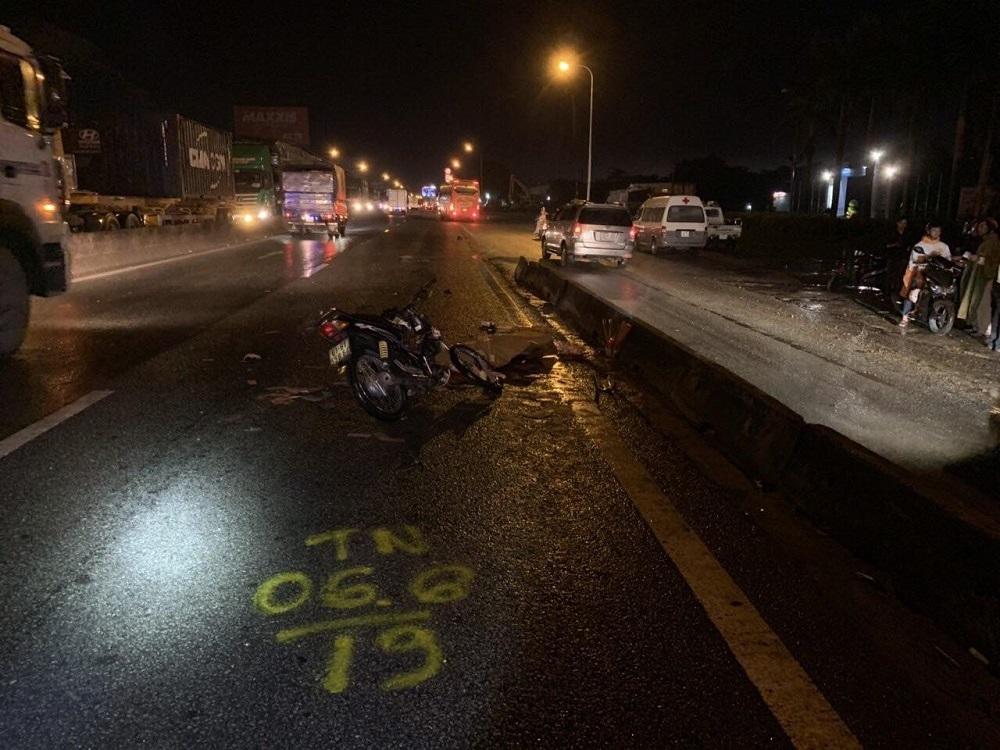 Xe máy chạy ‘nhầm’ đường ô tô, 1 người chết, 1 người bị thương-1