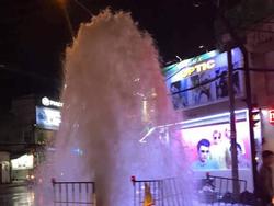 Vụ cống phun nước như 'vòi rồng' trên phố Sài Gòn: Do nhân viên xúc xả để làm sạch ống nước