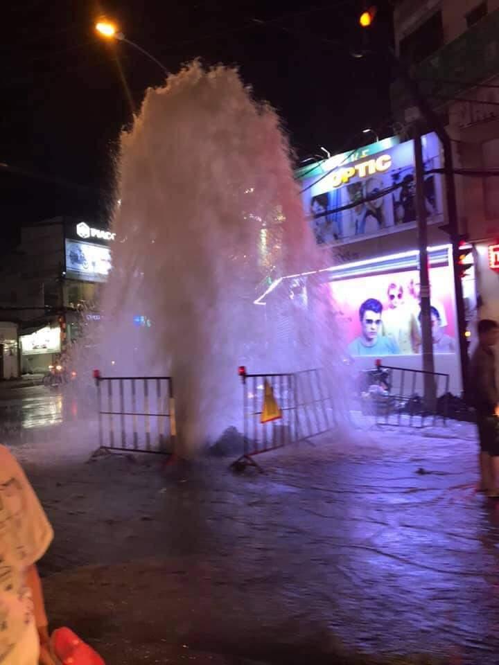 Vụ cống phun nước như vòi rồng trên phố Sài Gòn: Do nhân viên xúc xả để làm sạch ống nước-1