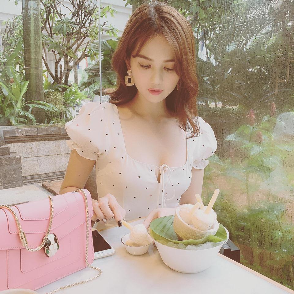 Ngọc Trinh sang chảnh xuống phố sau scandal có mặc cũng như không trên thảm đỏ-1