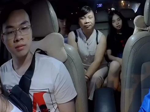 Clip: Người phụ nữ trung tuổi bị 4 thanh niên lực lưỡng ném gạch, đấm đá túi bụi-7