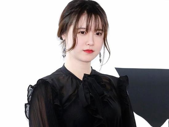 'Nàng cỏ' Goo Hye Sun tăng cân thấy rõ, liên tục lấy tay che vòng bụng to tướng