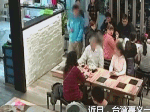 Cô gái bị người đàn ông ngồi cạnh hắt cả nồi lẩu vào mặt chỉ vì lý do nhỏ nhặt này-2