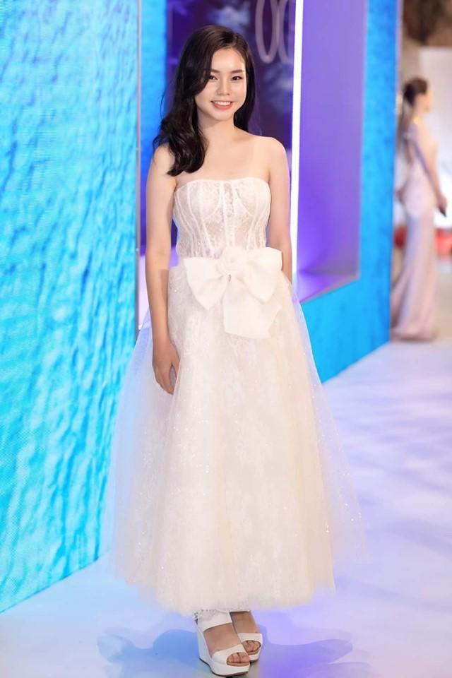 Hari Won - Hương Giang đẹp một chín một mười khó phân thắng bại trong thảm đỏ tuần qua-7