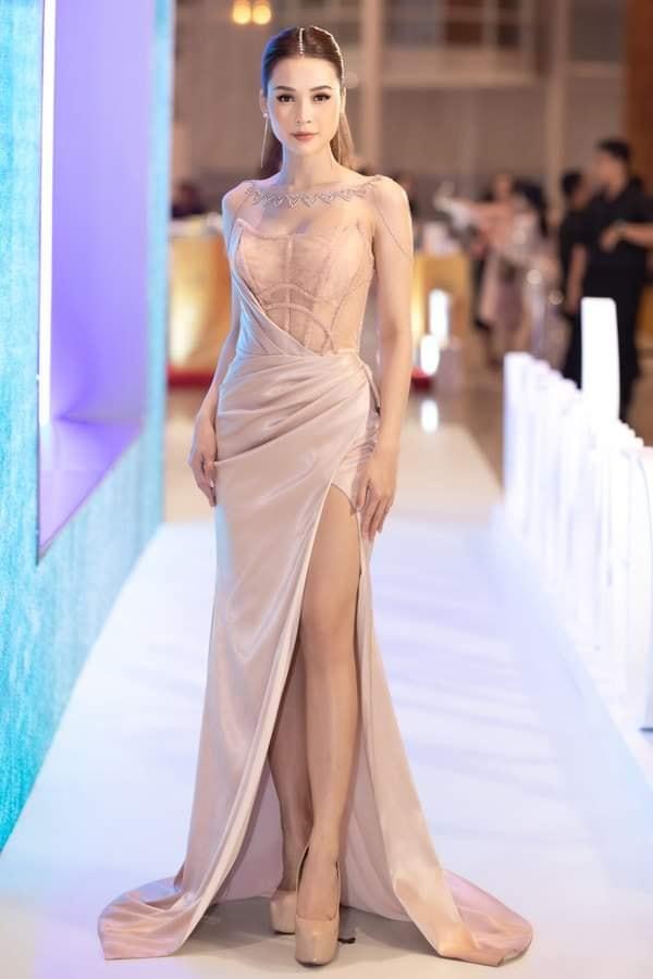 Hari Won - Hương Giang đẹp một chín một mười khó phân thắng bại trong thảm đỏ tuần qua-8