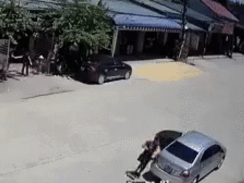 Clip: Sôi máu nhìn cảnh chồng cầm mũ bảo hiểm đập vào đầu vợ đang mang bầu, 2 con đứng cạnh sợ hãi nem nép sau lưng-6