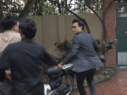 Vừa bị bố vợ tặng cho cái tát, Khải lại lái xe gây tai nạn trong tập 41 'Về Nhà Đi Con'